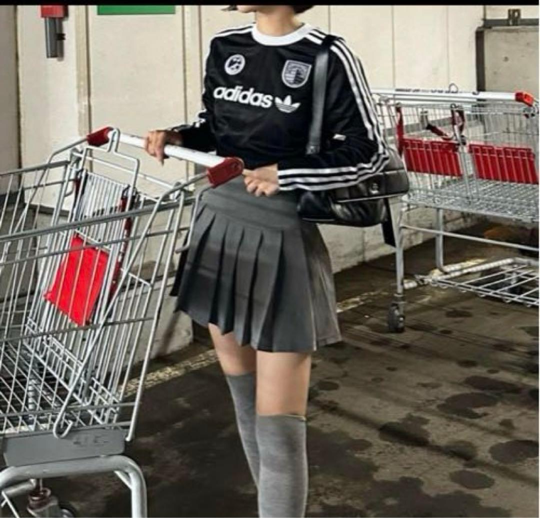 adidas ブラック クロップドトップ