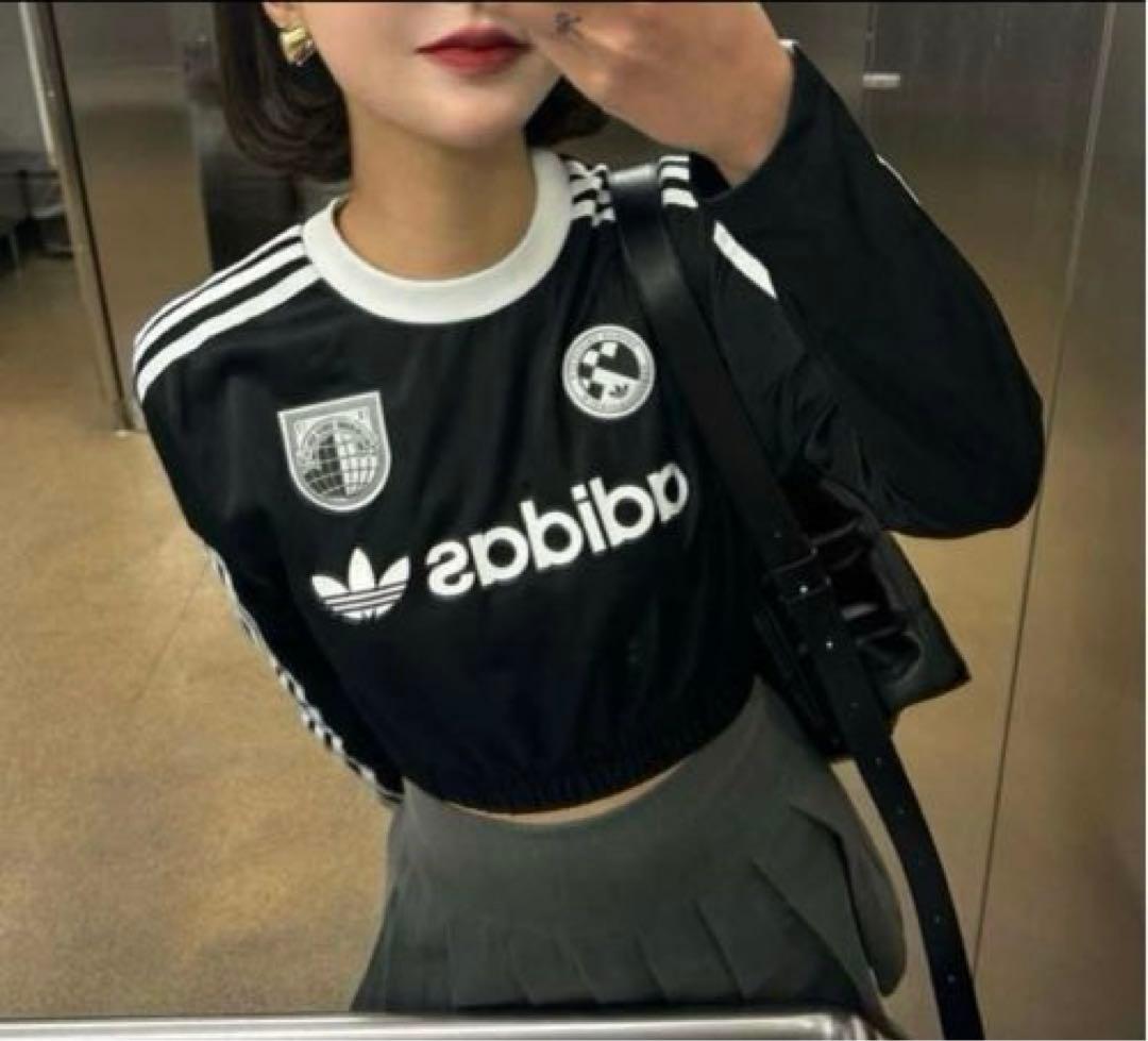 adidas ブラック クロップドトップ