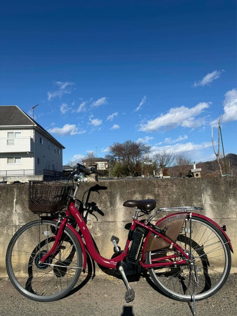 赤い電動アシスト自転車 シティタイプ