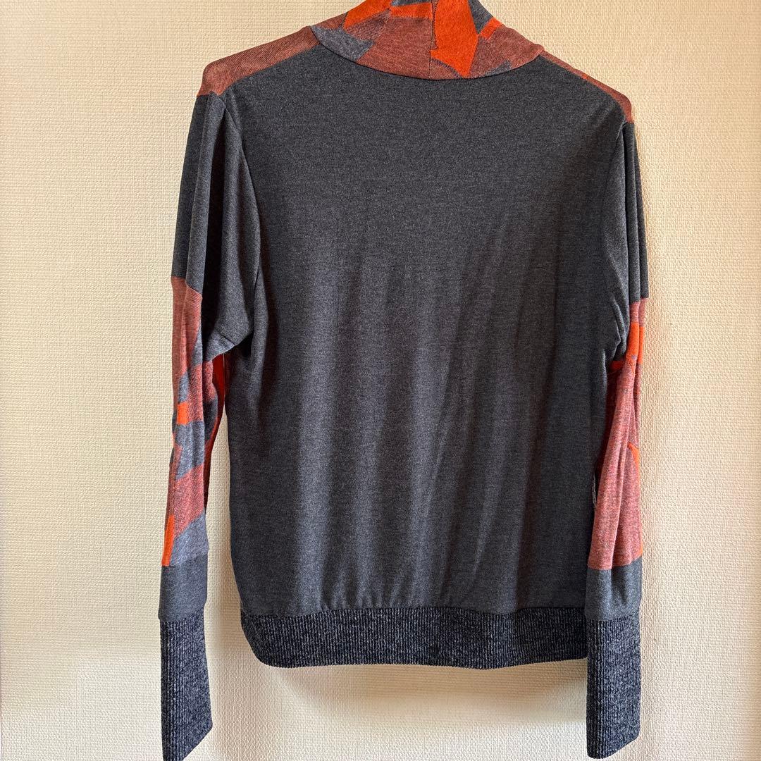 【新品未使用】✨エイココンドウ✨黒とグレー混合地にオレンジやの柄のトップス❣️