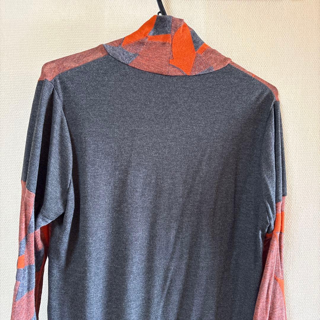 【新品未使用】✨エイココンドウ✨黒とグレー混合地にオレンジやの柄のトップス❣️