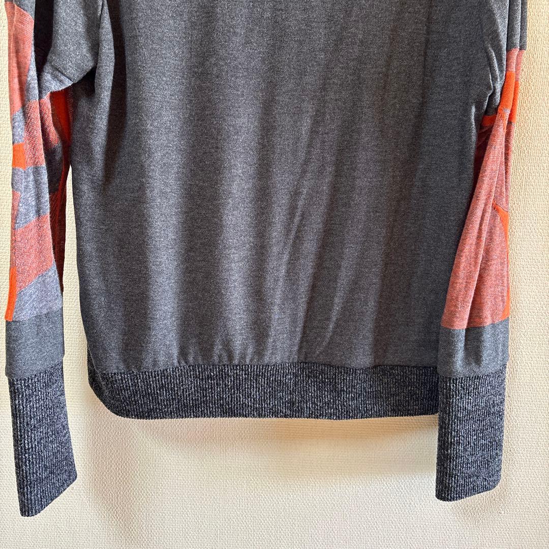 【新品未使用】✨エイココンドウ✨黒とグレー混合地にオレンジやの柄のトップス❣️