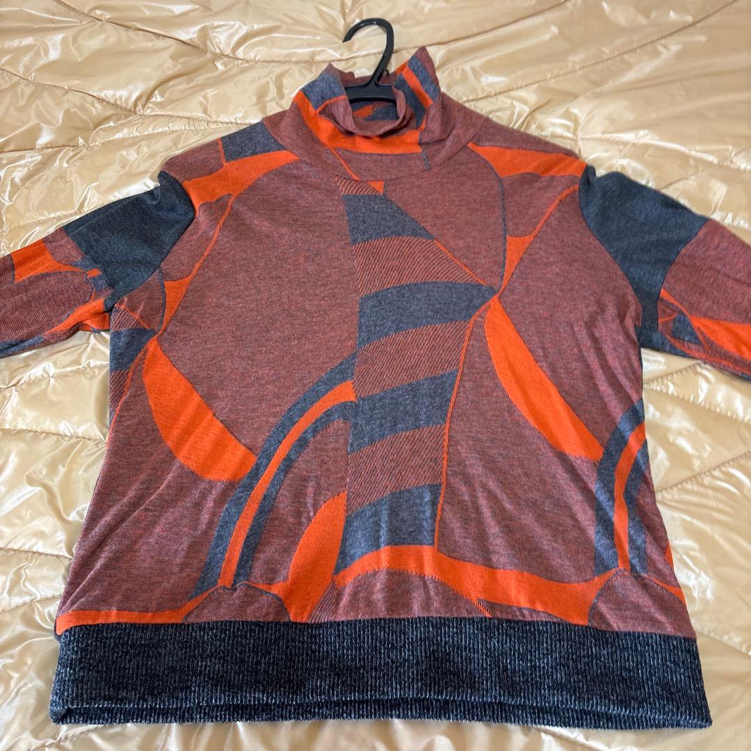 【新品未使用】✨エイココンドウ✨黒とグレー混合地にオレンジやの柄のトップス❣️