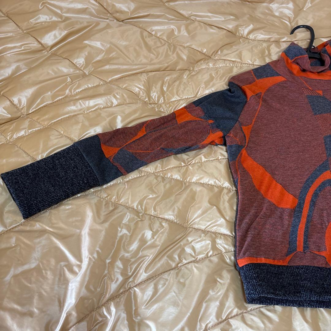 【新品未使用】✨エイココンドウ✨黒とグレー混合地にオレンジやの柄のトップス❣️