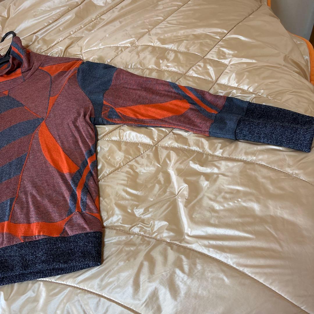 【新品未使用】✨エイココンドウ✨黒とグレー混合地にオレンジやの柄のトップス❣️