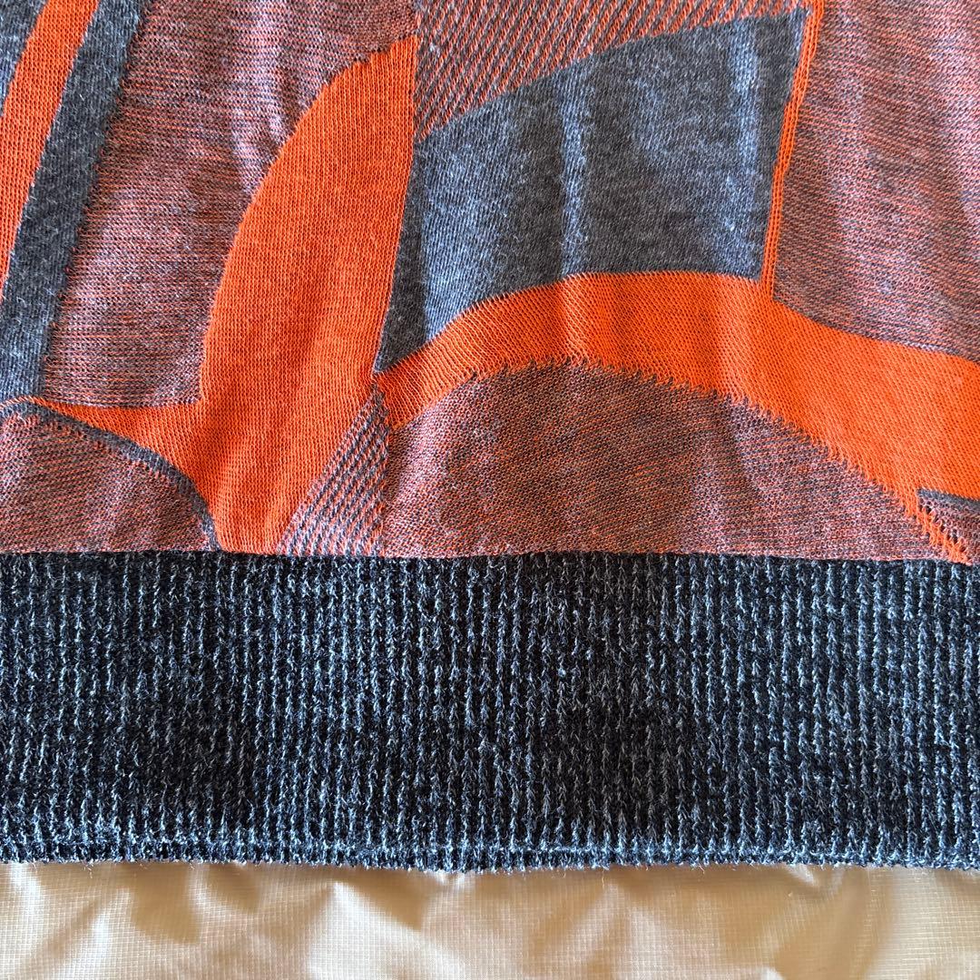 【新品未使用】✨エイココンドウ✨黒とグレー混合地にオレンジやの柄のトップス❣️