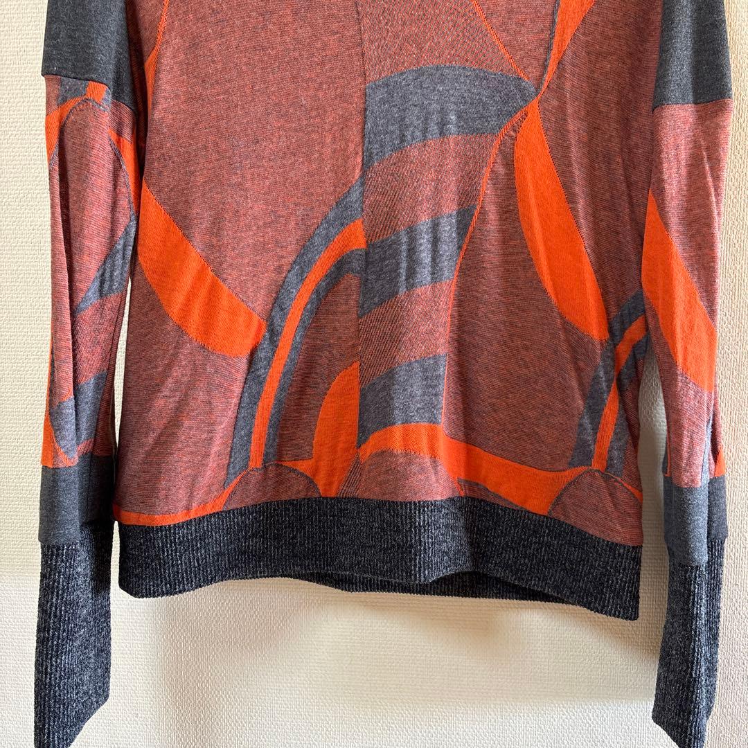 【新品未使用】✨エイココンドウ✨黒とグレー混合地にオレンジやの柄のトップス❣️
