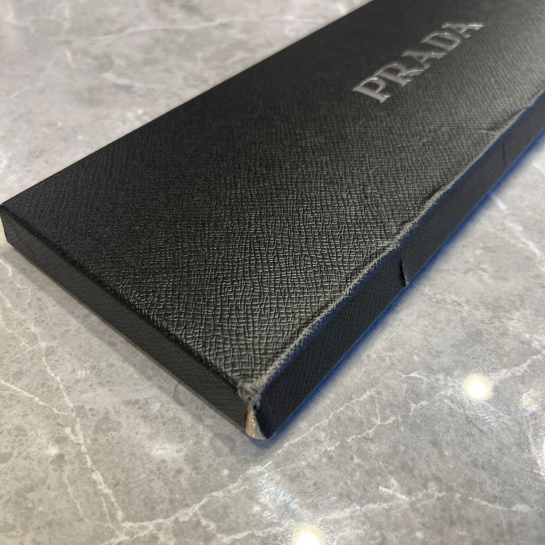 PRADA Re-Nylon キャバジンネクタイ 三角口ゴプレート ブラック