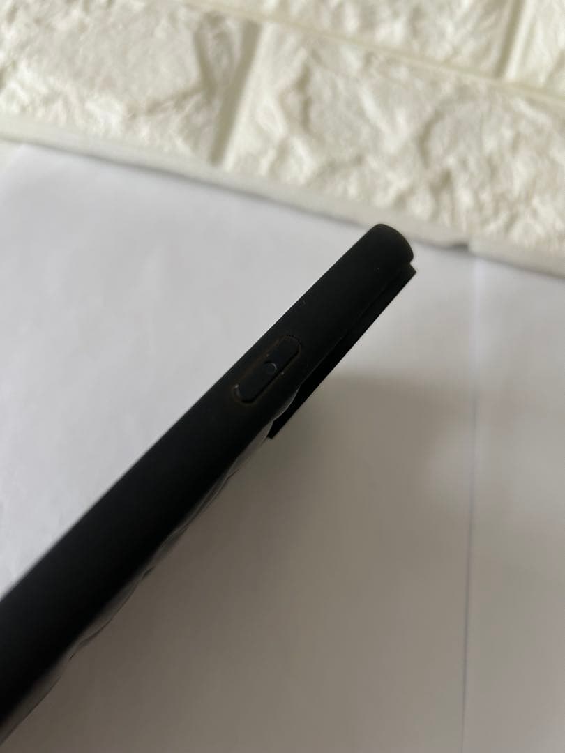 PRADA プラダ　ブラック ブラッシュドレザー　iPhoneケース