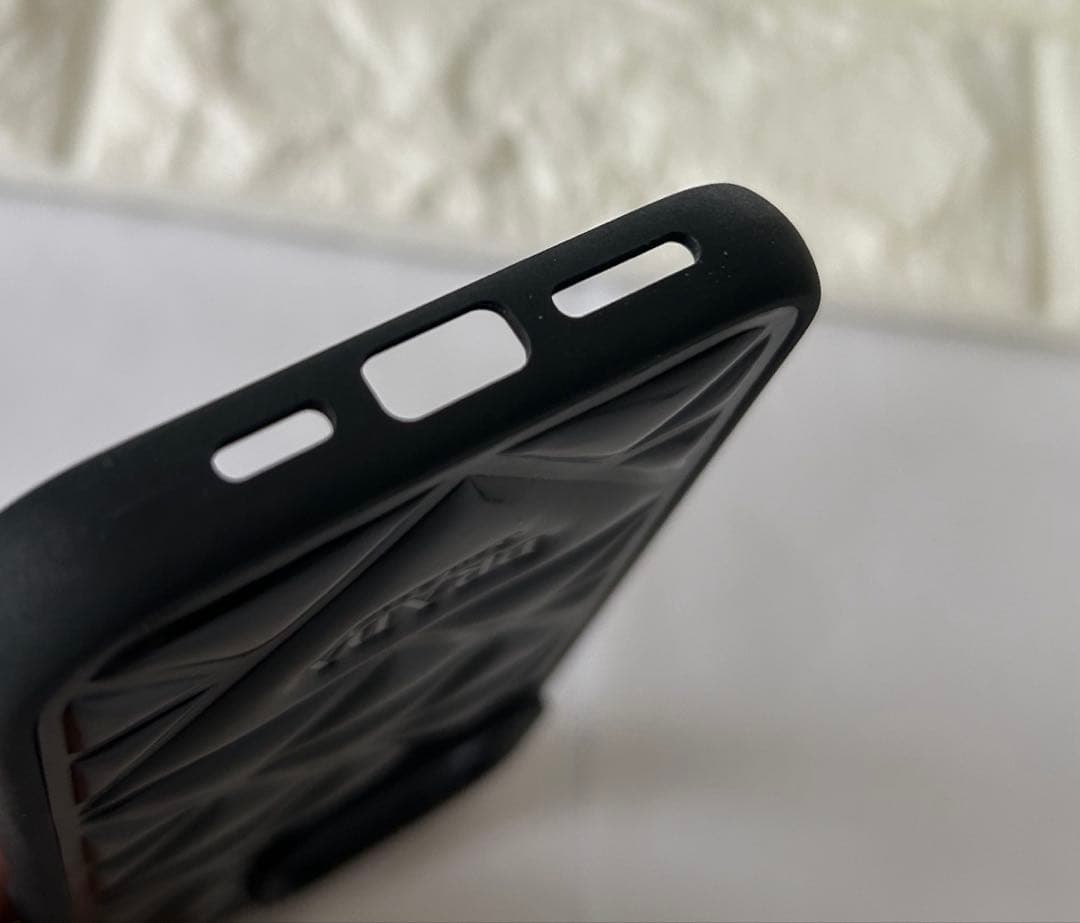 PRADA プラダ　ブラック ブラッシュドレザー　iPhoneケース