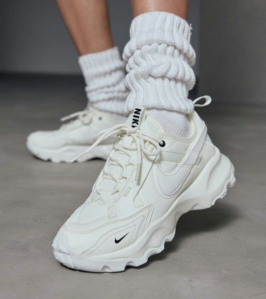 【1時間のみ着用】NIKE TC7900　24cm