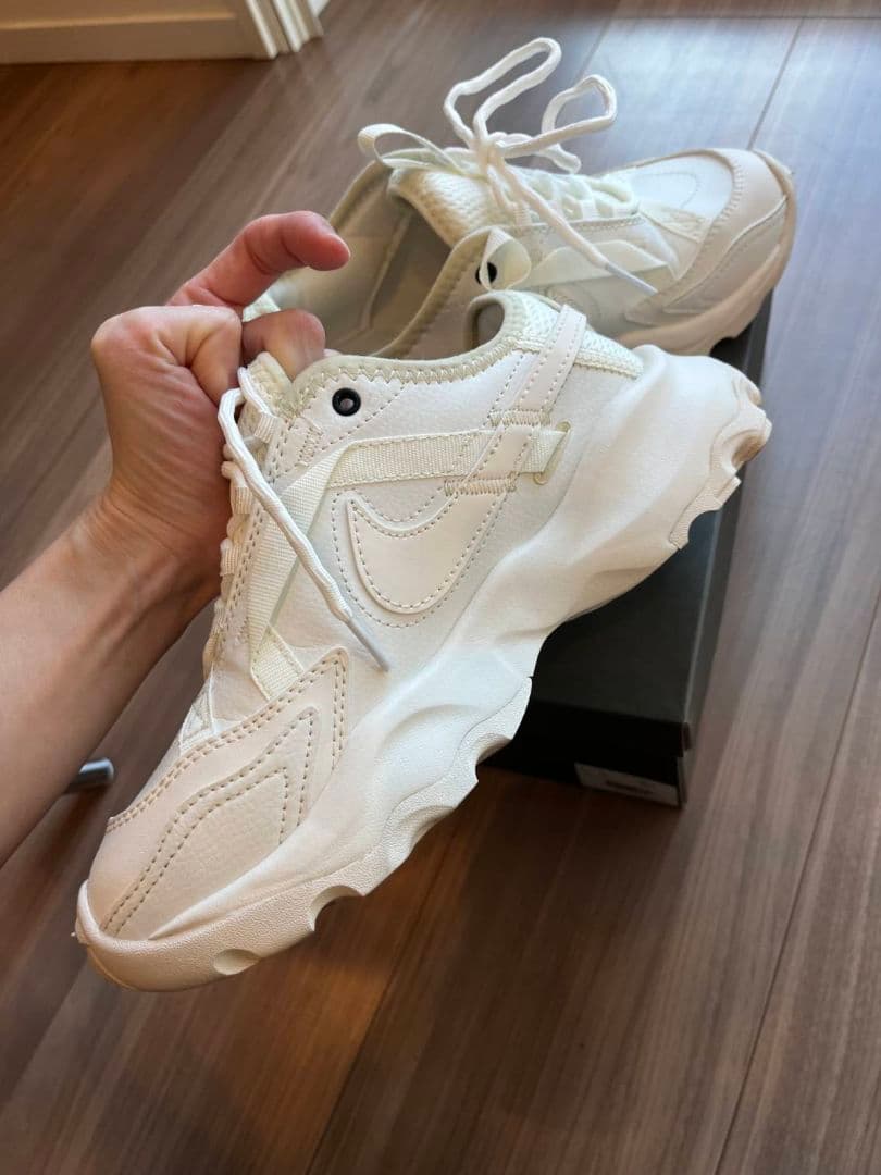 【1時間のみ着用】NIKE TC7900　24cm