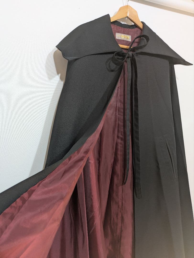 アトリエボズ コウモリ襟ロングマント 内側ボルドー リボン付き