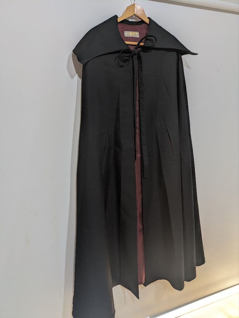 アトリエボズ コウモリ襟ロングマント 内側ボルドー リボン付き