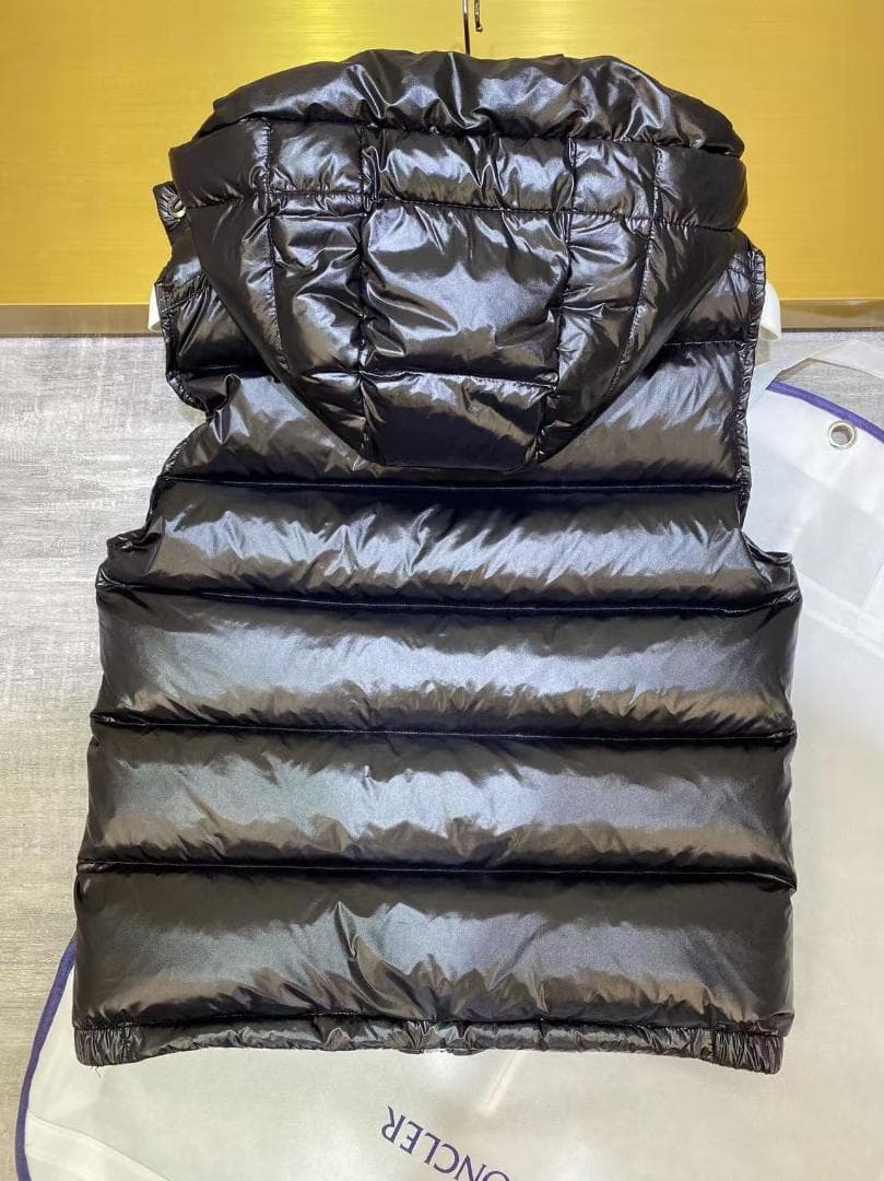 MONCLER ブラック ダウンベスト フード付き~~