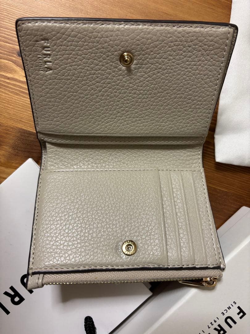【美品】FURLA 二つ折り財布　グレー