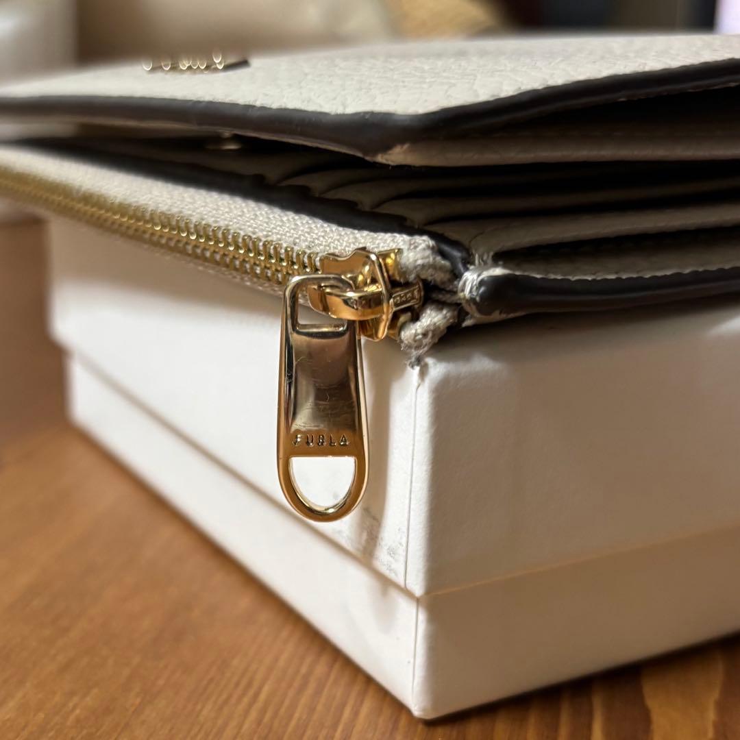 【美品】FURLA 二つ折り財布　グレー