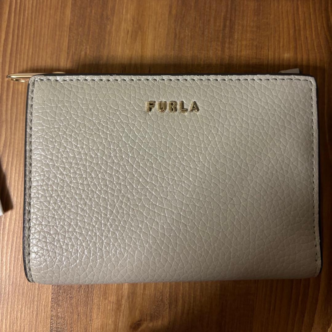 【美品】FURLA 二つ折り財布　グレー