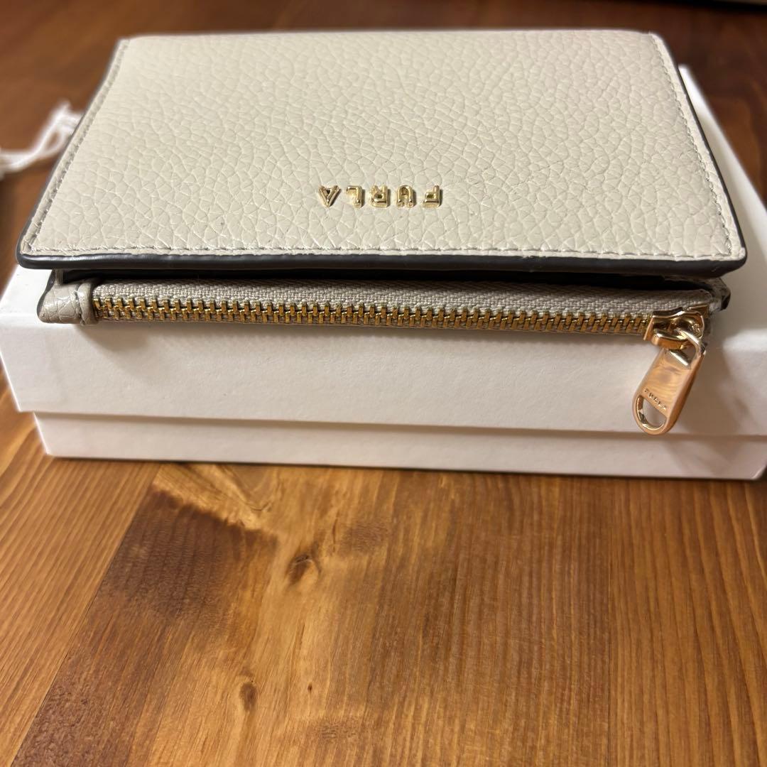 【美品】FURLA 二つ折り財布　グレー