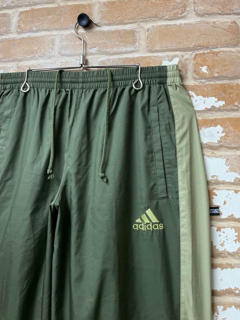 90s adidas アディダス　ナイロンパンツ　カーキ　緑　刺繍　ワンポイント