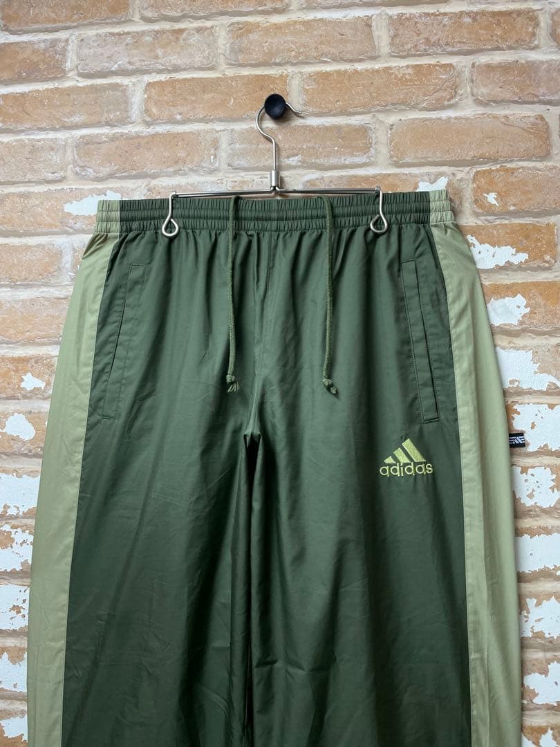 90s adidas アディダス　ナイロンパンツ　カーキ　緑　刺繍　ワンポイント