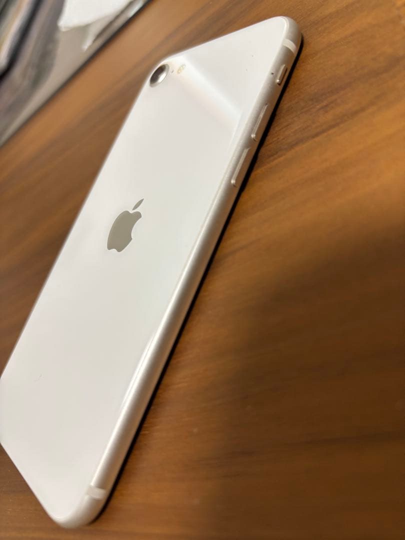 Apple iPhone SE (第3世代) ホワイト 本体