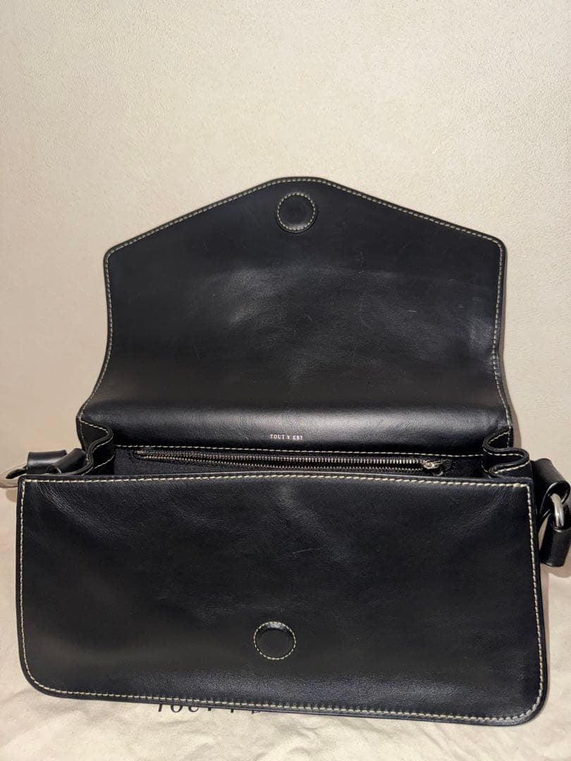 TOUT Y EST トゥティエ　ショルダーバック