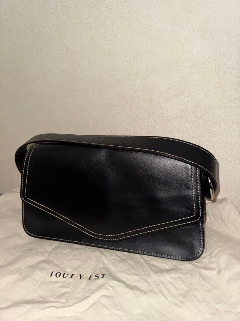 TOUT Y EST トゥティエ　ショルダーバック