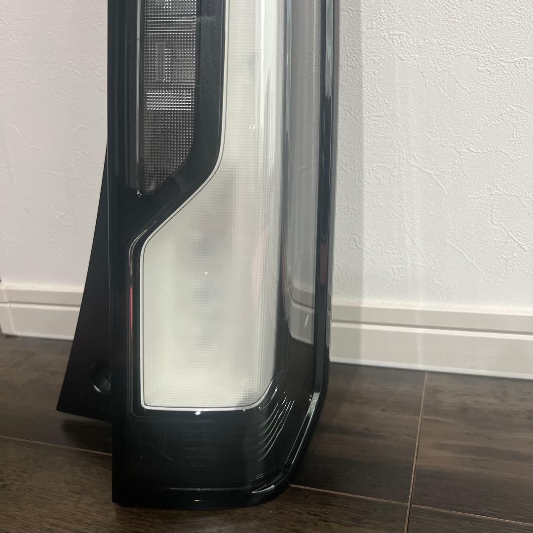 NBOX JF5 右テールランプ　純正　中古品