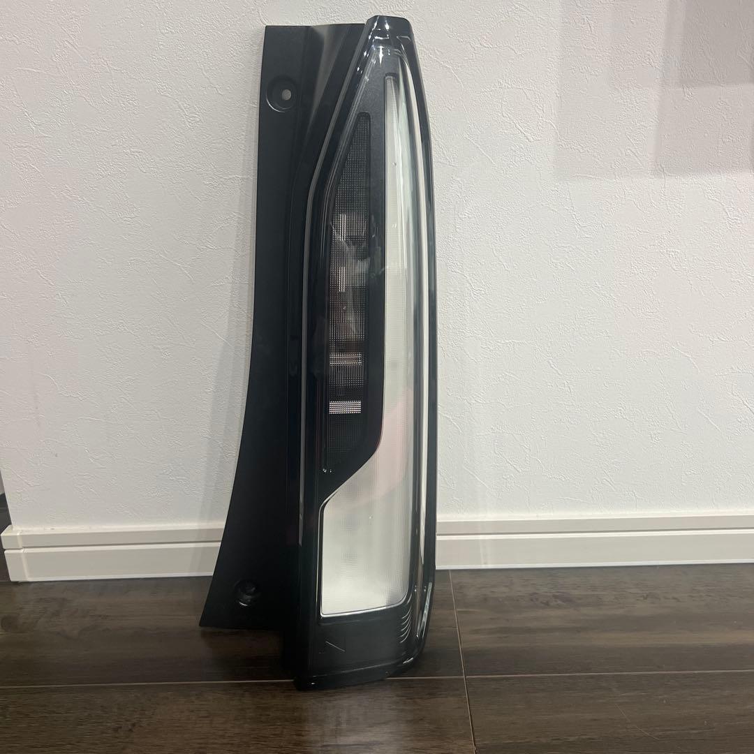 NBOX JF5 右テールランプ　純正　中古品