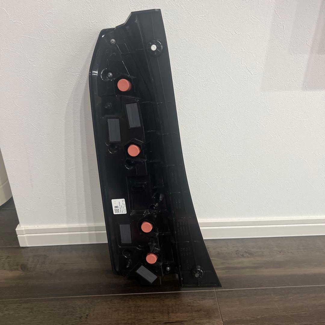 NBOX JF5 右テールランプ　純正　中古品