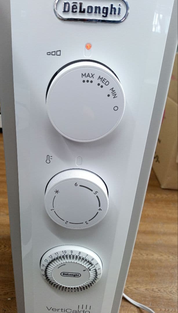 デロンギ　ヴェルティカルド　オイルヒーター　RHJ21F0812-WH