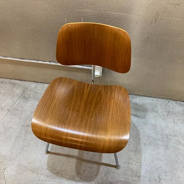 ハーマンミラーのイームズプライウッドダイニングチェア（DCM）②