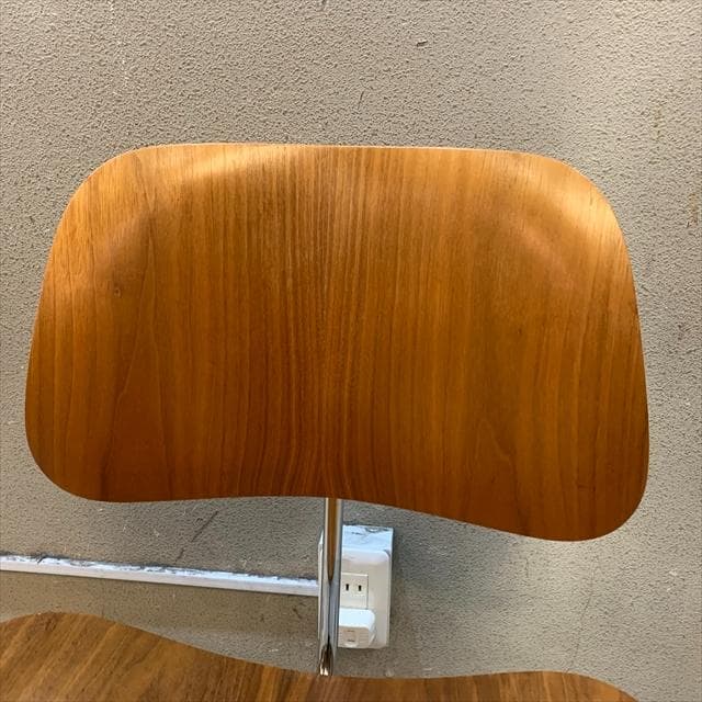 ハーマンミラーのイームズプライウッドダイニングチェア（DCM）②