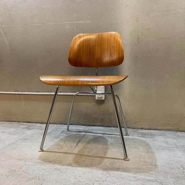 ハーマンミラーのイームズプライウッドダイニングチェア（DCM）②