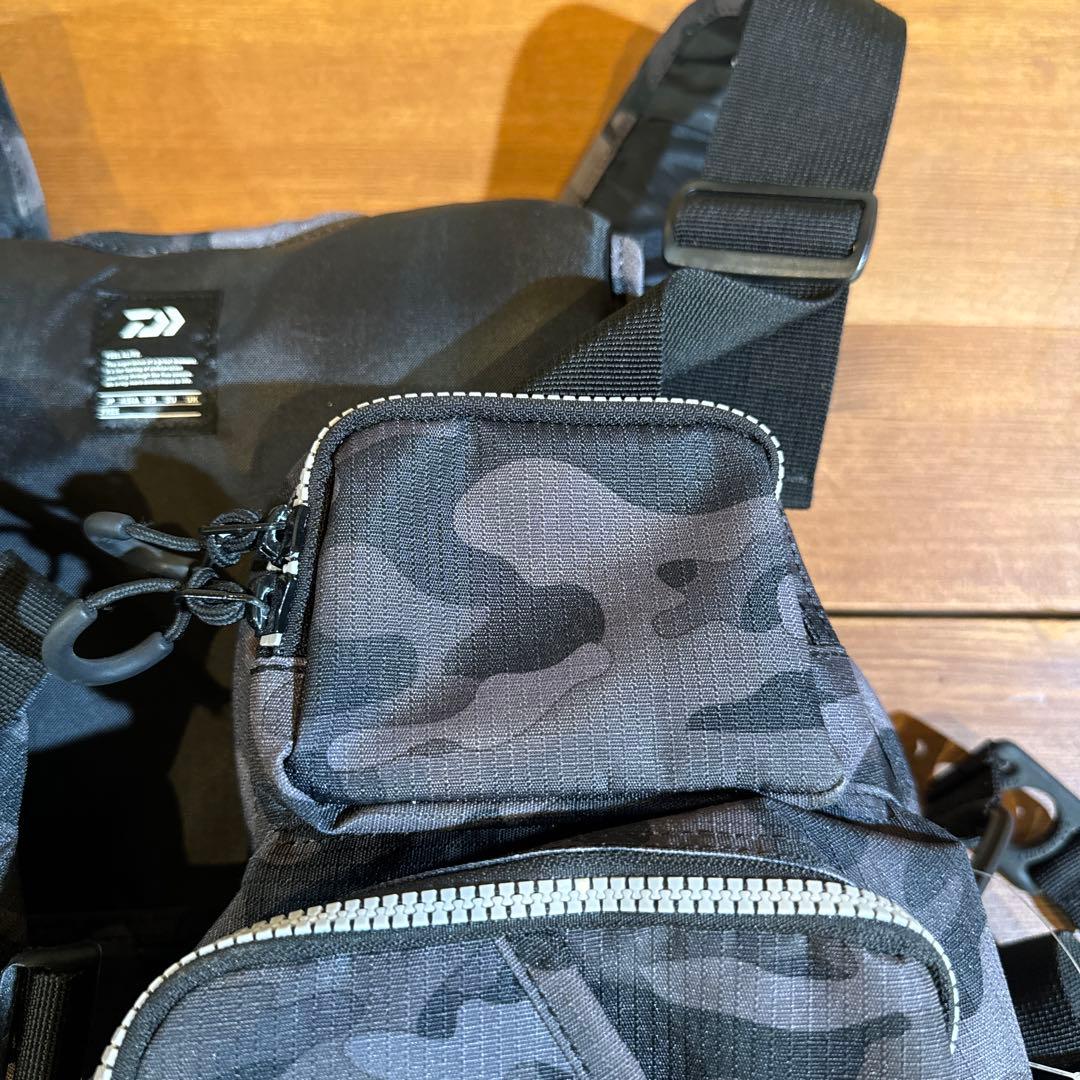 ダイワ　迷彩フィッシングベスト 耐水性 2ポケット