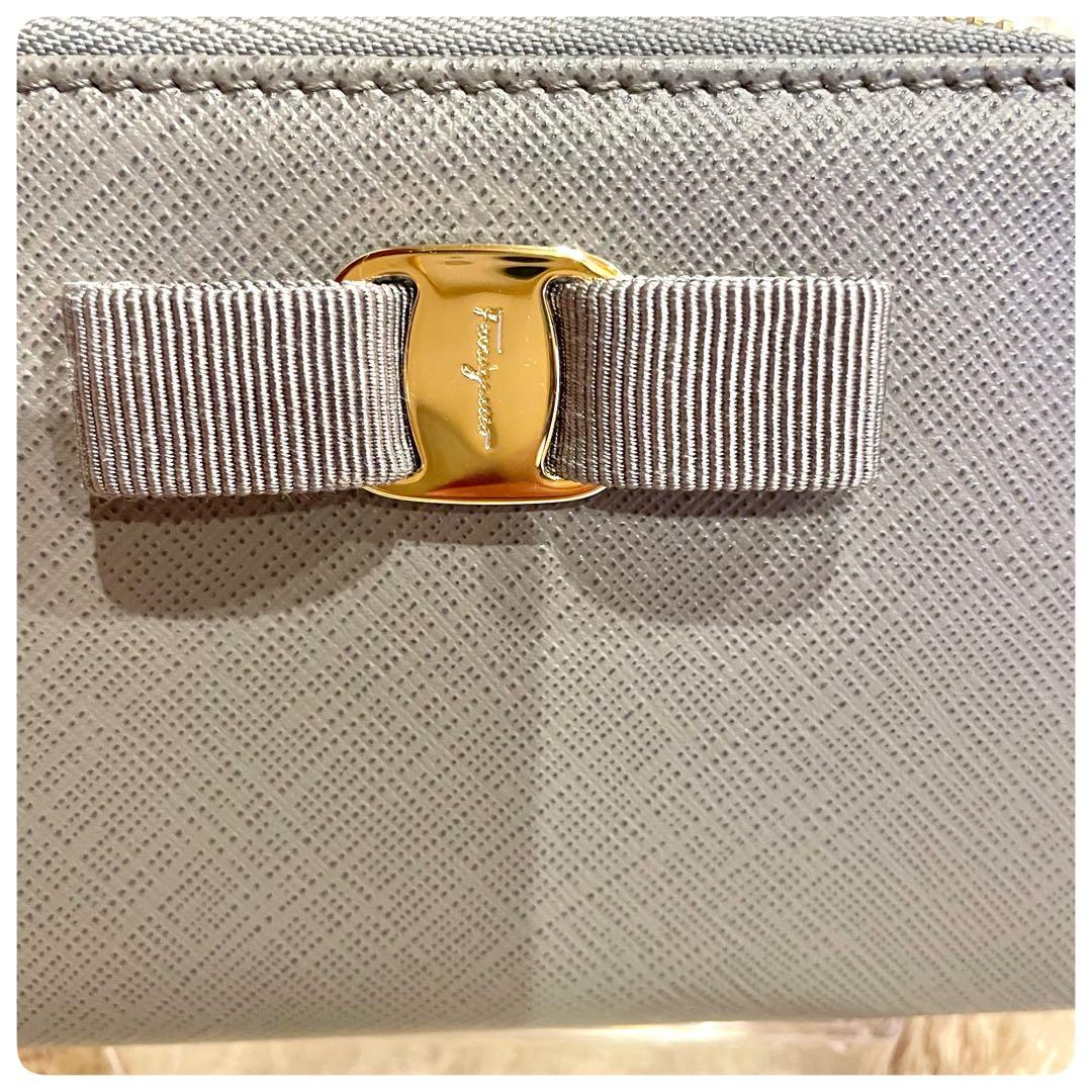 ほぼ未使用✨　フェラガモ ヴァラ レザー ラウンドジップ 小銭入れ ケース