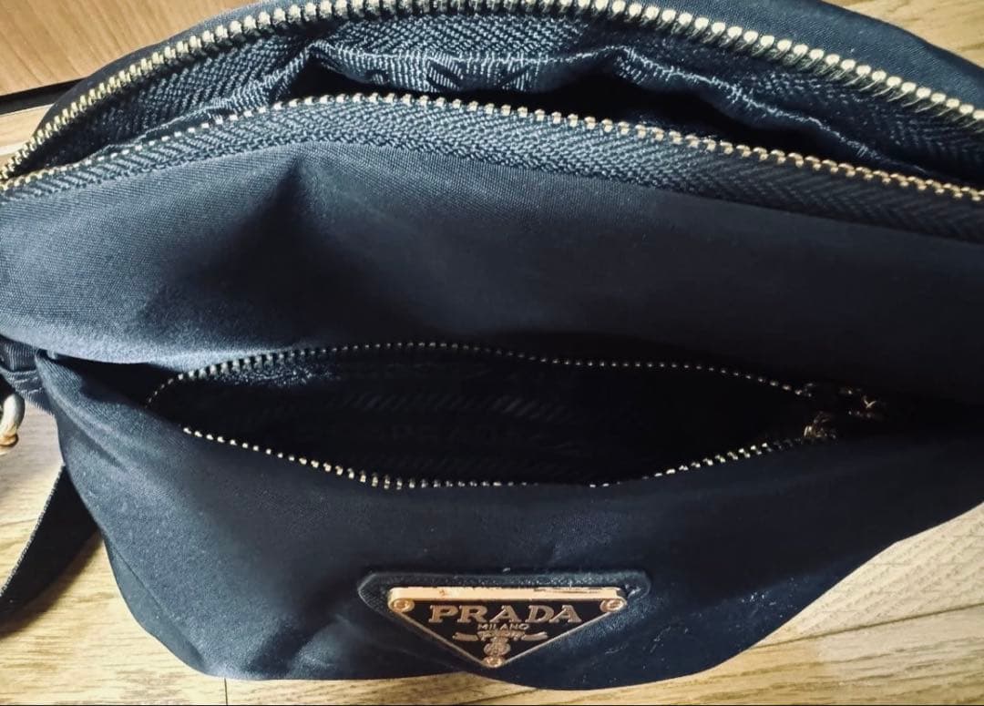 PRADA ブラック ショルダーバッグ ノーベルディ