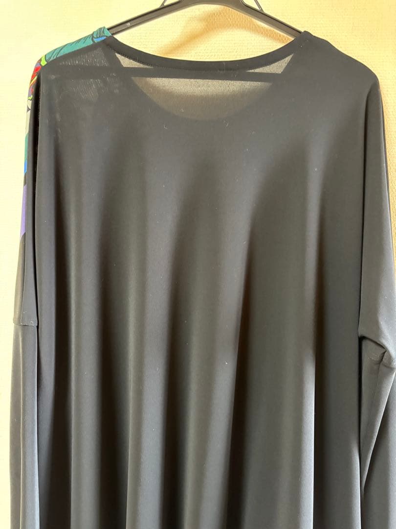 『未使用に近い』⭐️トクコプルミエヴォル⭐️黒地に前中央に丸いお花の柄チュニック❣️