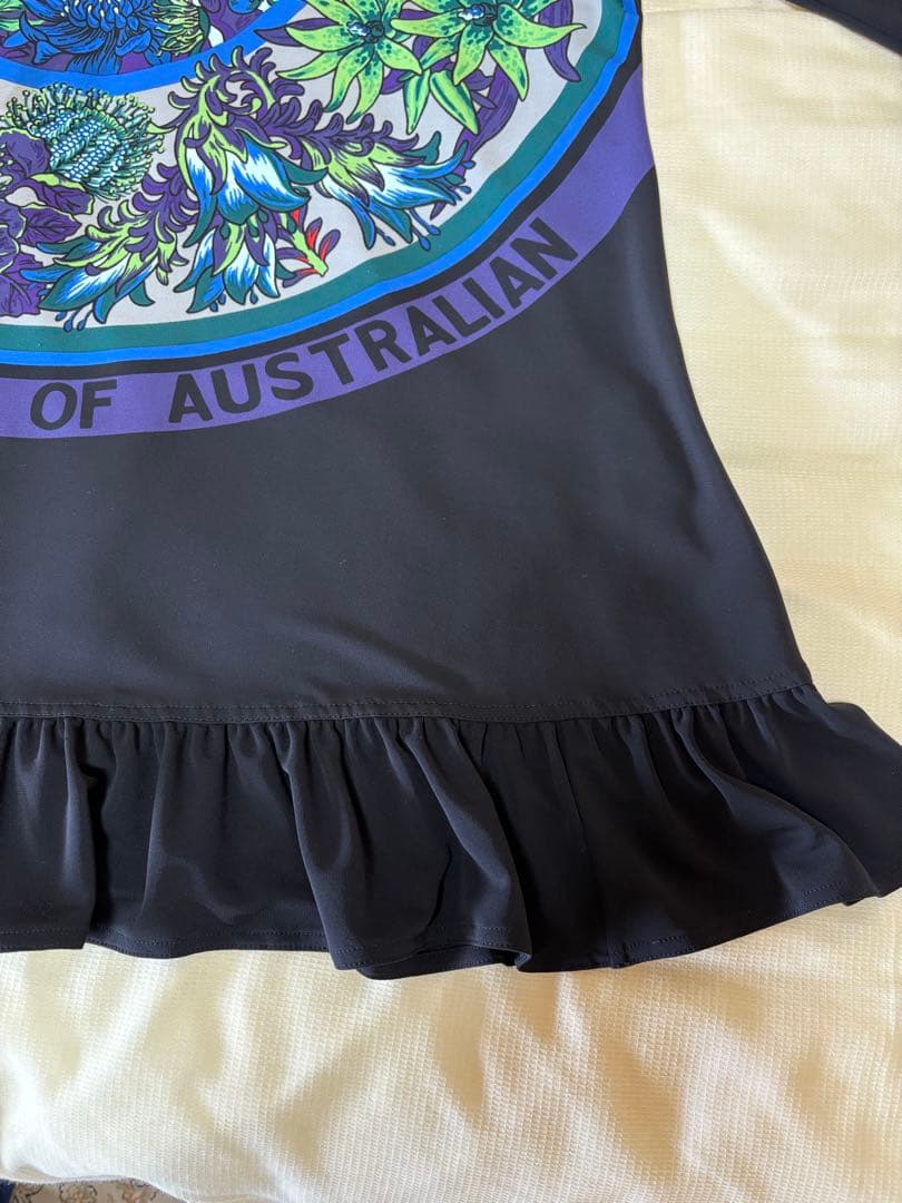 『未使用に近い』⭐️トクコプルミエヴォル⭐️黒地に前中央に丸いお花の柄チュニック❣️