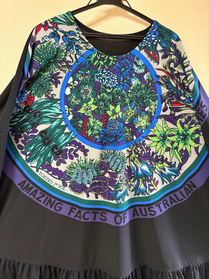 『未使用に近い』⭐️トクコプルミエヴォル⭐️黒地に前中央に丸いお花の柄チュニック❣️