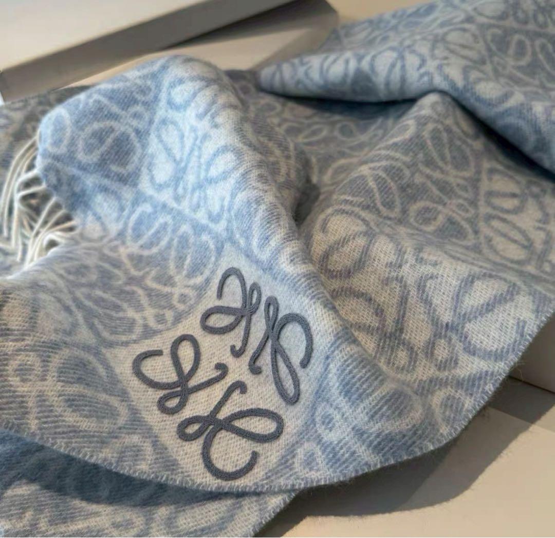 Loewe アナグラム 総柄 マフラー ライトブルー ロゴ刺繍（ブルー）