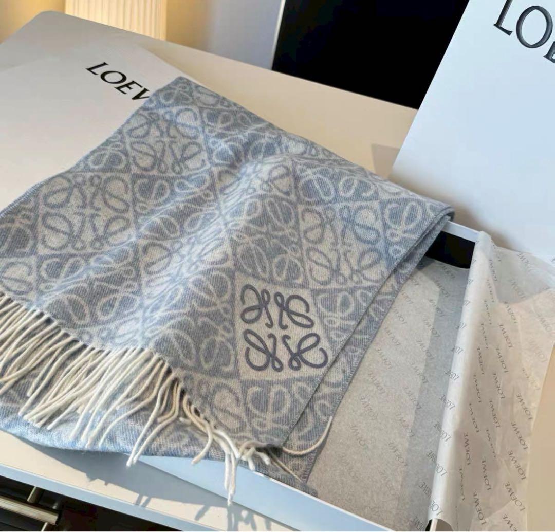 Loewe アナグラム 総柄 マフラー ライトブルー ロゴ刺繍（ブルー）