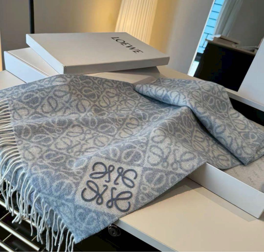 Loewe アナグラム 総柄 マフラー ライトブルー ロゴ刺繍（ブルー）