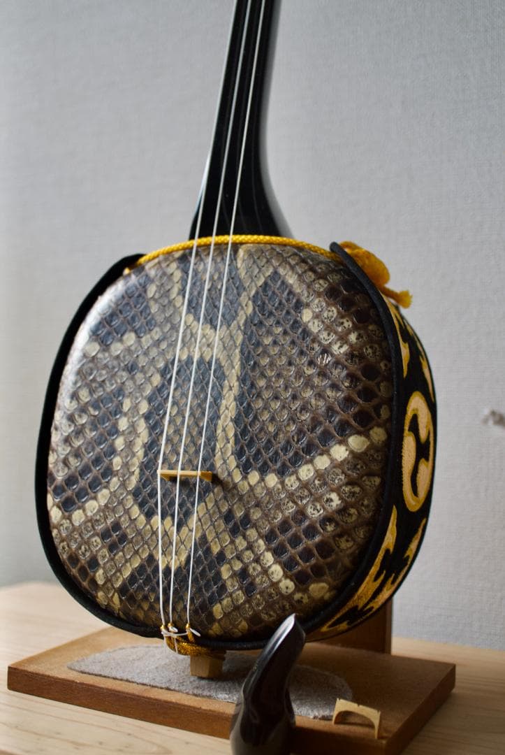 三線　沖縄　本皮強化張り 爪、ハードケース付　三味線　送料込み