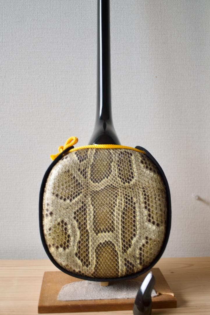 三線　沖縄　本皮強化張り 爪、ハードケース付　三味線　送料込み