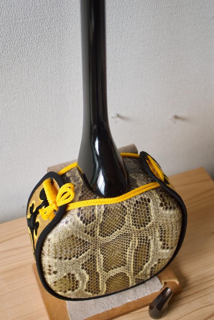 三線　沖縄　本皮強化張り 爪、ハードケース付　三味線　送料込み