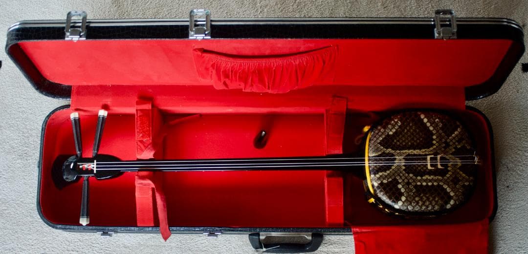 三線　沖縄　本皮強化張り 爪、ハードケース付　三味線　送料込み