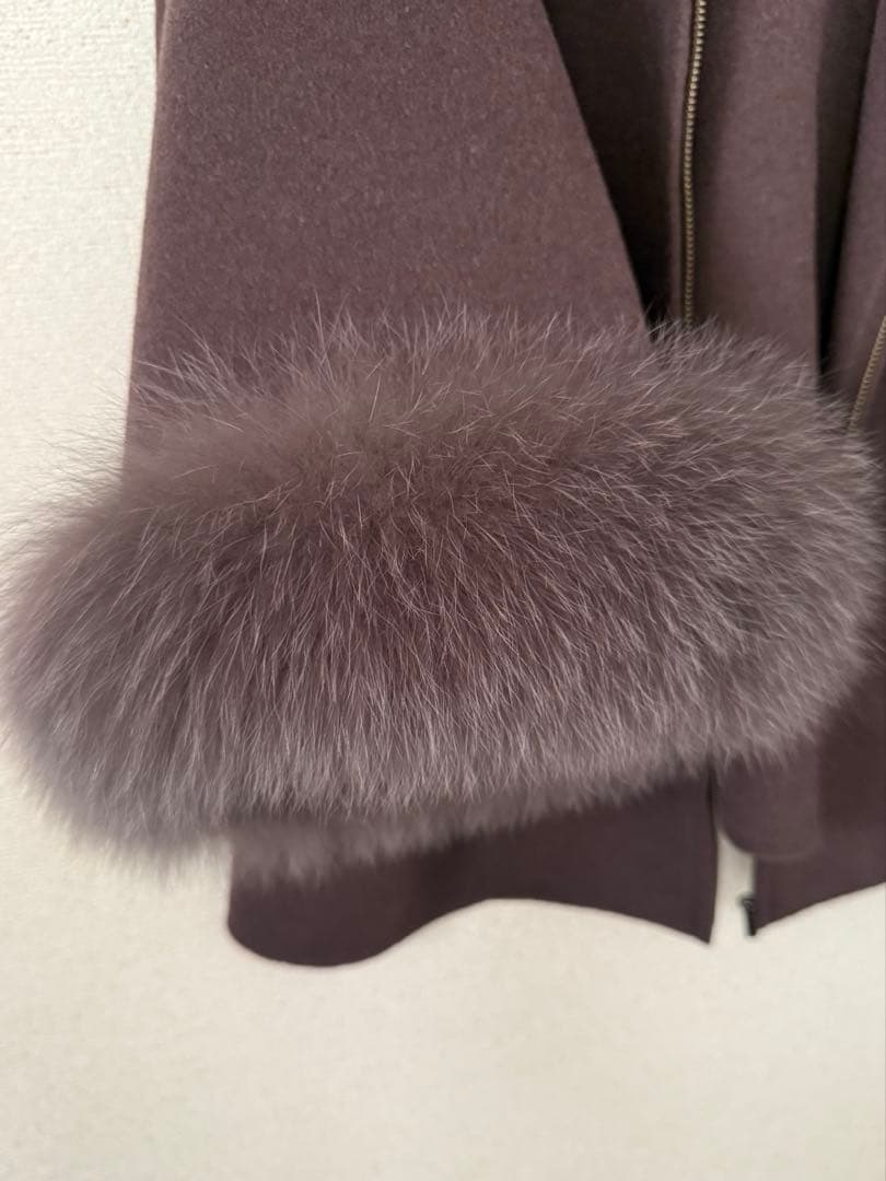 美品 ポンチョ風トリミングコートチャコール カジュアル大人カラー ファーコート