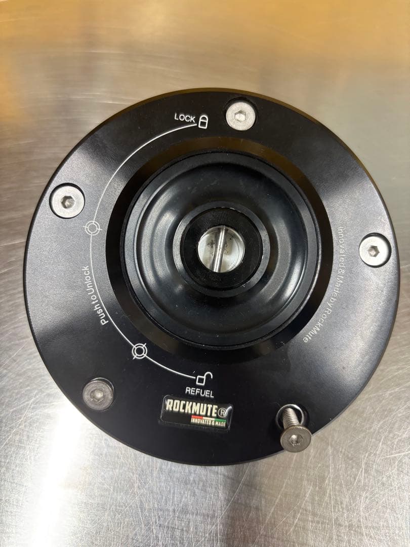 Z900RS専用の別注品／CNC削り出しアルミビレットタンクキャップ(ロック付)